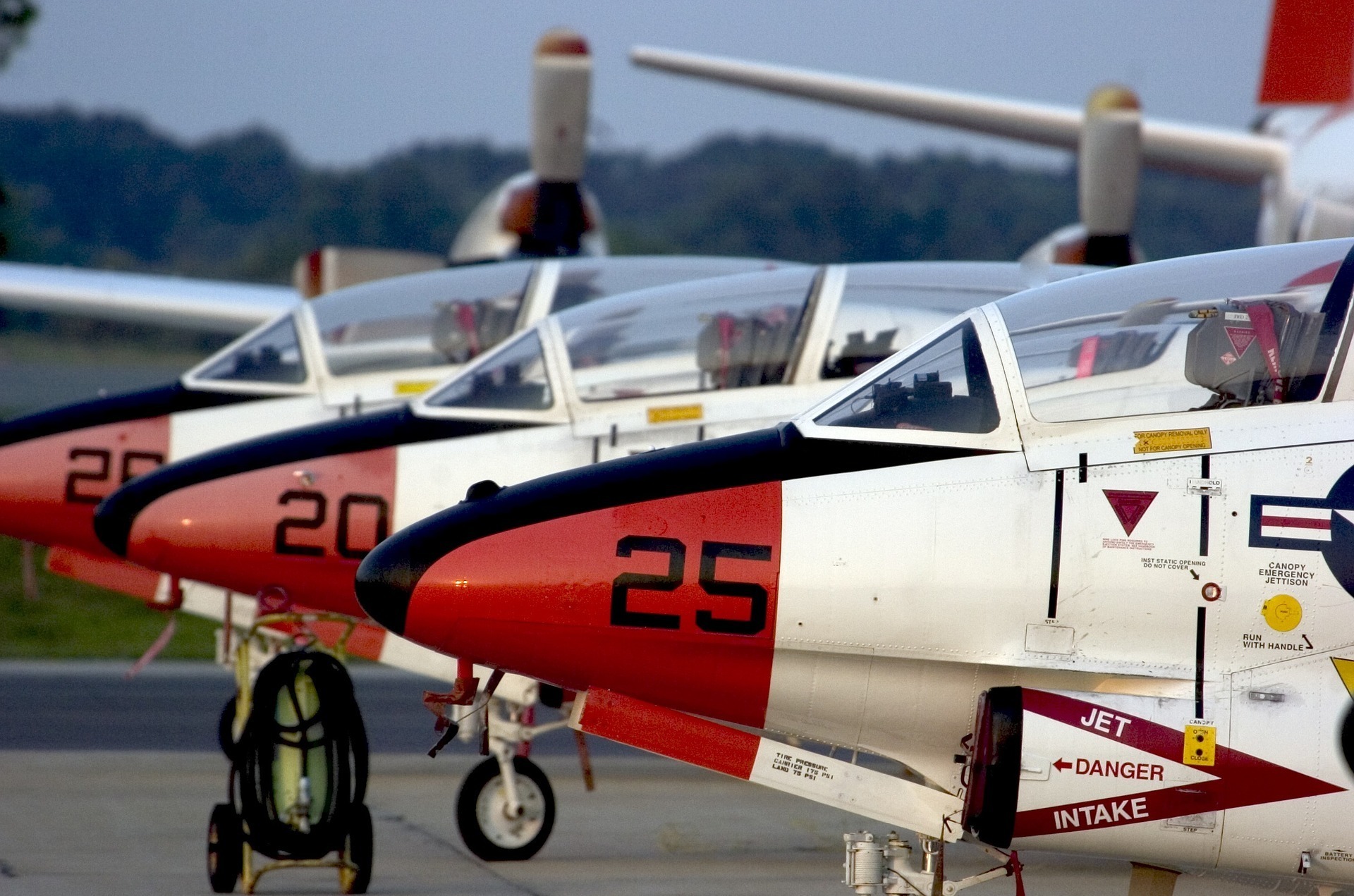 aircraft-804074_1920.jpg
